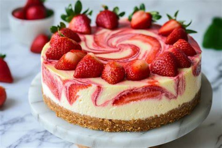 Clean Eating: The Ultimate Guide to Making Strawberry Cheesecake