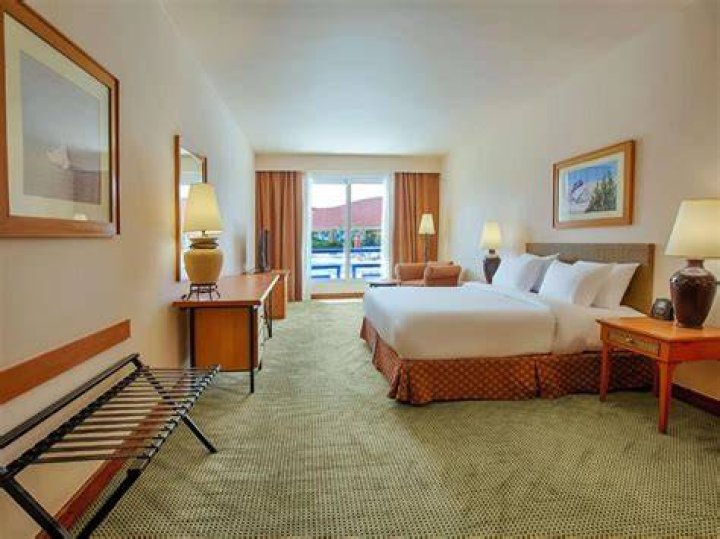 Hilton Inner Harbour: A Premier Destination for Luxury and Comfort