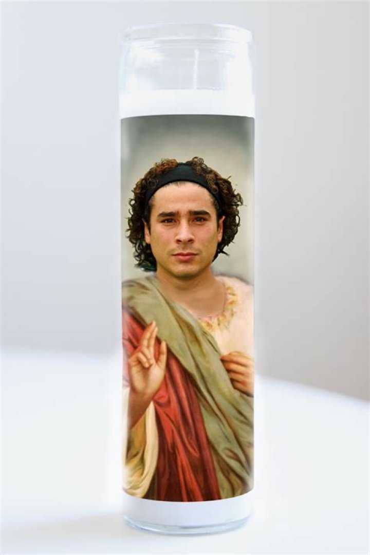 Memo Ochoa Candle: A Unique Tribute to a Football Legend